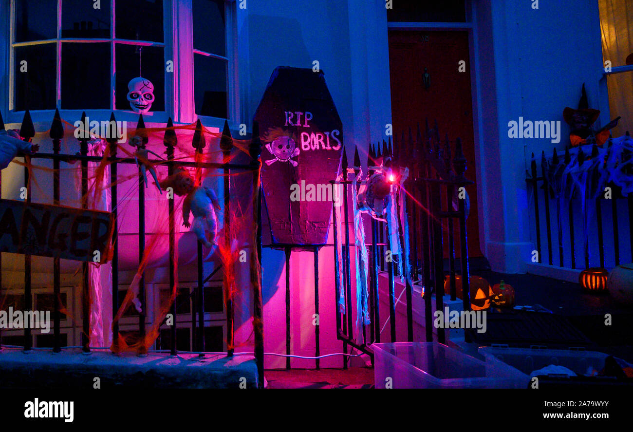 Brighton Regno Unito 31 ottobre 2019 - I residenti di Norfolk Road Brighton hanno vestito le loro case in un tema di Halloween questo uno con Boris Johnson twist stasera coincidente con il Primo Ministro chiamando un elezione generale su dicembre XII . Conosciuta come la Norfolk Road Spooky Cantine i residenti sono stati decorare le loro case ogni notte di Halloween per gli ultimi sette anni Credito: Simon Dack / Alamy Live News Foto Stock