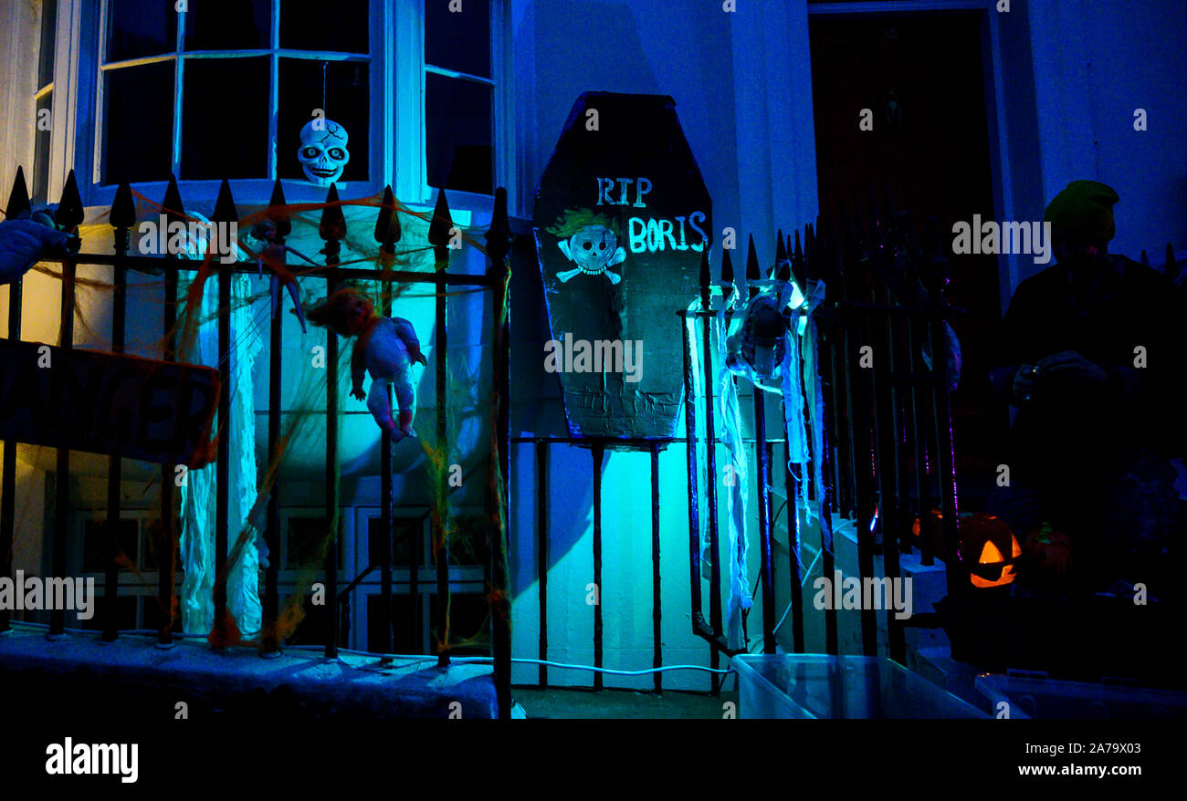 Brighton Regno Unito 31 ottobre 2019 - I residenti di Norfolk Road Brighton hanno vestito le loro case in un tema di Halloween questo uno con Boris Johnson twist stasera coincidente con il Primo Ministro chiamando un elezione generale su dicembre XII . Conosciuta come la Norfolk Road Spooky Cantine i residenti sono stati decorare le loro case ogni notte di Halloween per gli ultimi sette anni Credito: Simon Dack / Alamy Live News Foto Stock