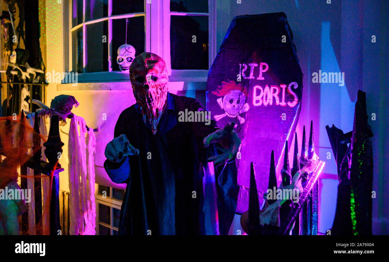 Brighton Regno Unito 31 ottobre 2019 - I residenti di Norfolk Road Brighton hanno vestito le loro case in un tema di Halloween questo uno con Boris Johnson twist stasera coincidente con il Primo Ministro chiamando un elezione generale su dicembre XII . Conosciuta come la Norfolk Road Spooky Cantine i residenti sono stati decorare le loro case ogni notte di Halloween per gli ultimi sette anni Credito: Simon Dack / Alamy Live News Foto Stock