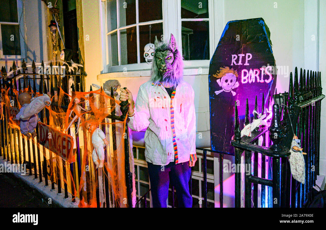 Brighton Regno Unito 31 ottobre 2019 - I residenti di Norfolk Road Brighton hanno vestito le loro case in un tema di Halloween questo uno con Boris Johnson twist stasera coincidente con il Primo Ministro chiamando un elezione generale su dicembre XII . Conosciuta come la Norfolk Road Spooky Cantine i residenti sono stati decorare le loro case ogni notte di Halloween per gli ultimi sette anni Credito: Simon Dack / Alamy Live News Foto Stock