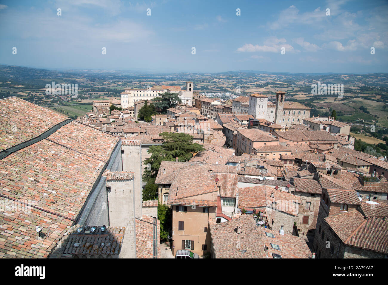 Romanico Gotico Concattedrale della Santissima Annunziata (Chiesa dell'Annunciazione di Maria Vergine) Lombard-Gothic e Palazzo del Capitano (Capta Foto Stock