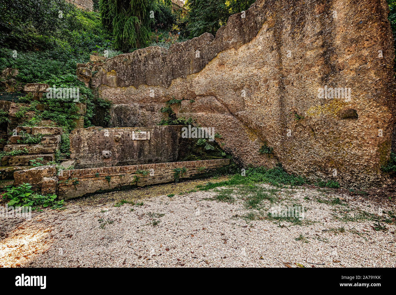 Italia Marche Osimo Fonte Magna sito archeologico ninfeo romano I sec AC colomba Pompeo Magno avrebbe abbeverato i cavalli | Italia Marche Osimo sito archeologico di Fonte Magna ninfeo I c.B.C.Pompeo Magno innaffiati i suoi cavalli qui Foto Stock