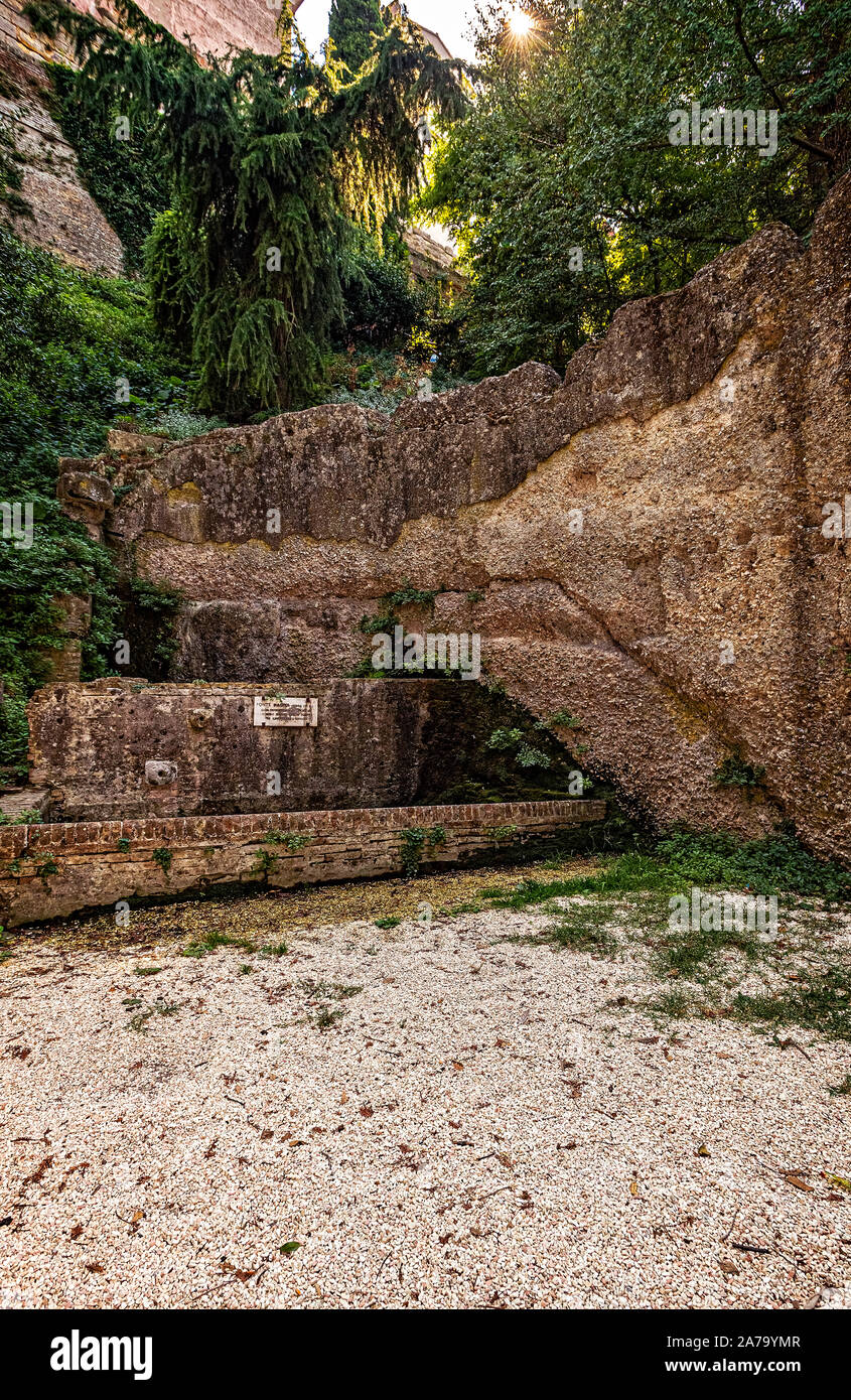 Italia Marche Osimo Fonte Magna sito archeologico ninfeo romano I sec AC colomba Pompeo Magno avrebbe abbeverato i cavalli | Italia Marche Osimo sito archeologico di Fonte Magna ninfeo I c.B.C.Pompeo Magno innaffiati i suoi cavalli qui Foto Stock