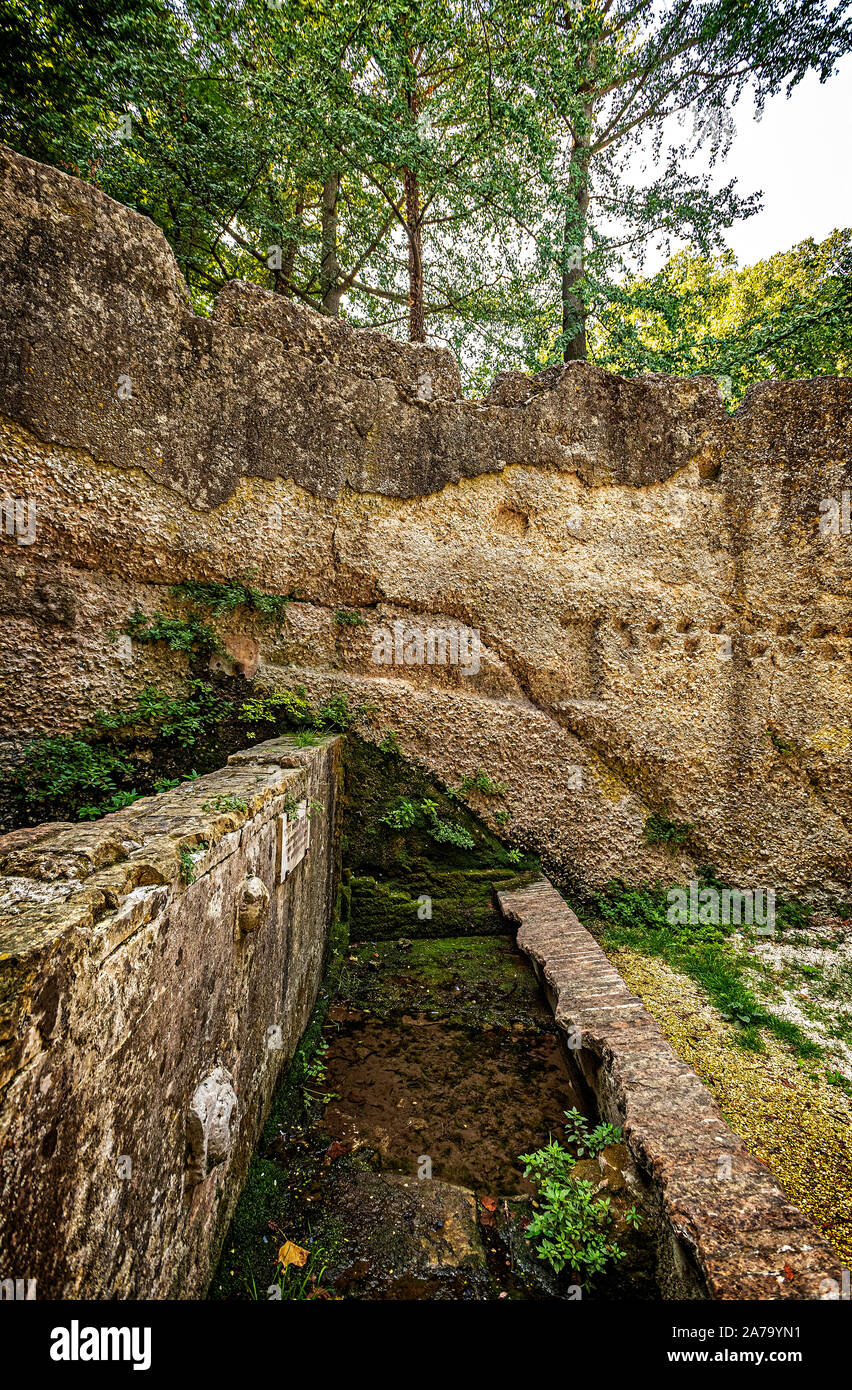 Italia Marche Osimo Fonte Magna sito archeologico ninfeo romano I sec AC colomba Pompeo Magno avrebbe abbeverato i cavalli | Italia Marche Osimo sito archeologico di Fonte Magna ninfeo I c.B.C.Pompeo Magno innaffiati i suoi cavalli qui Foto Stock