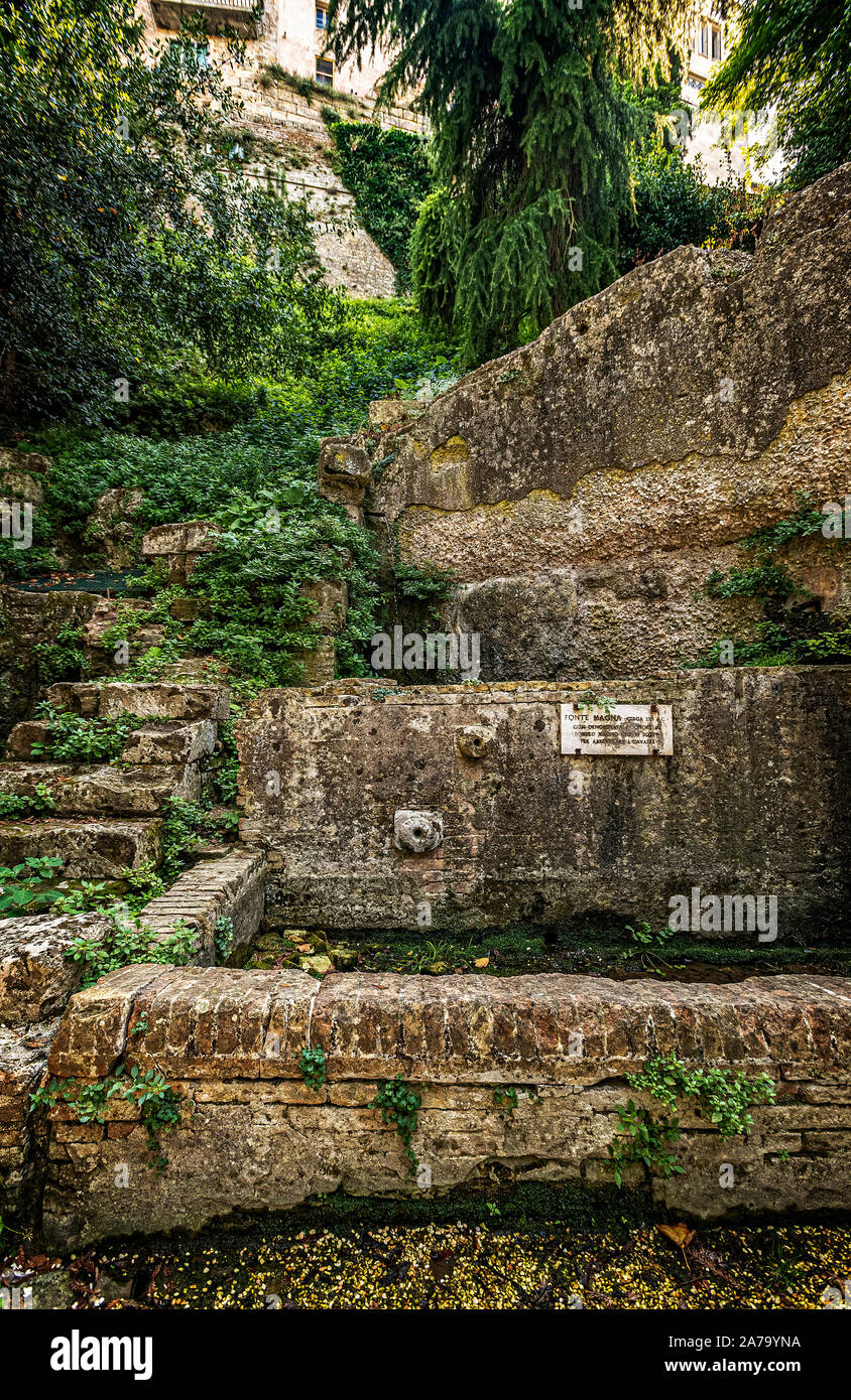 Italia Marche Osimo Fonte Magna sito archeologico ninfeo romano I sec AC colomba Pompeo Magno avrebbe abbeverato i cavalli | Italia Marche Osimo sito archeologico di Fonte Magna ninfeo I c.B.C.Pompeo Magno innaffiati i suoi cavalli qui Foto Stock