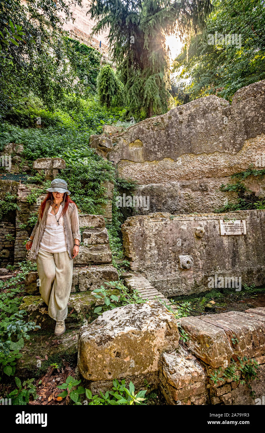 Italia Marche Osimo Fonte Magna sito archeologico ninfeo romano I sec AC colomba Pompeo Magno avrebbe abbeverato i cavalli | Italia Marche Osimo sito archeologico di Fonte Magna ninfeo I c.B.C.Pompeo Magno innaffiati i suoi cavalli qui Foto Stock