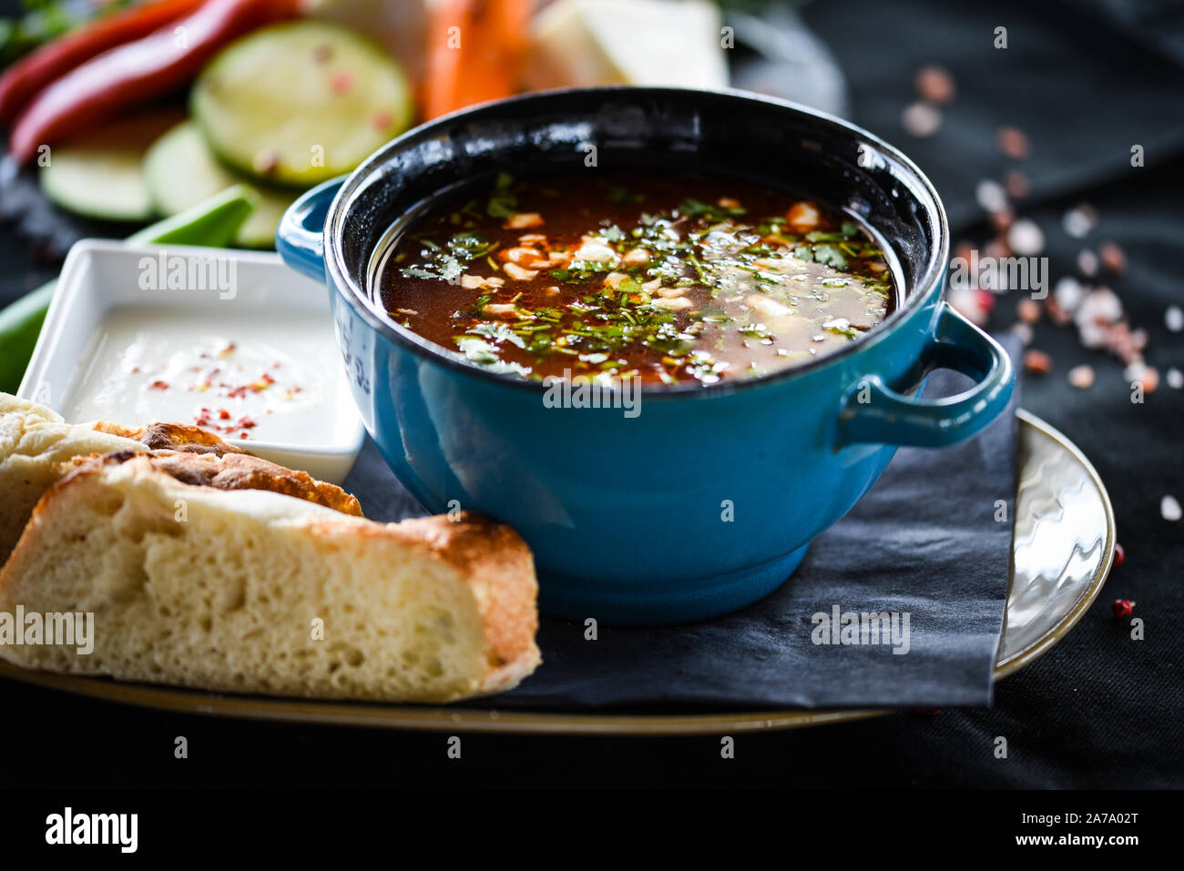 zuppa tradizionale rumena di tacchino con verdure fresche, crema per la pulizia, spezie e pane fatto in casa Foto Stock