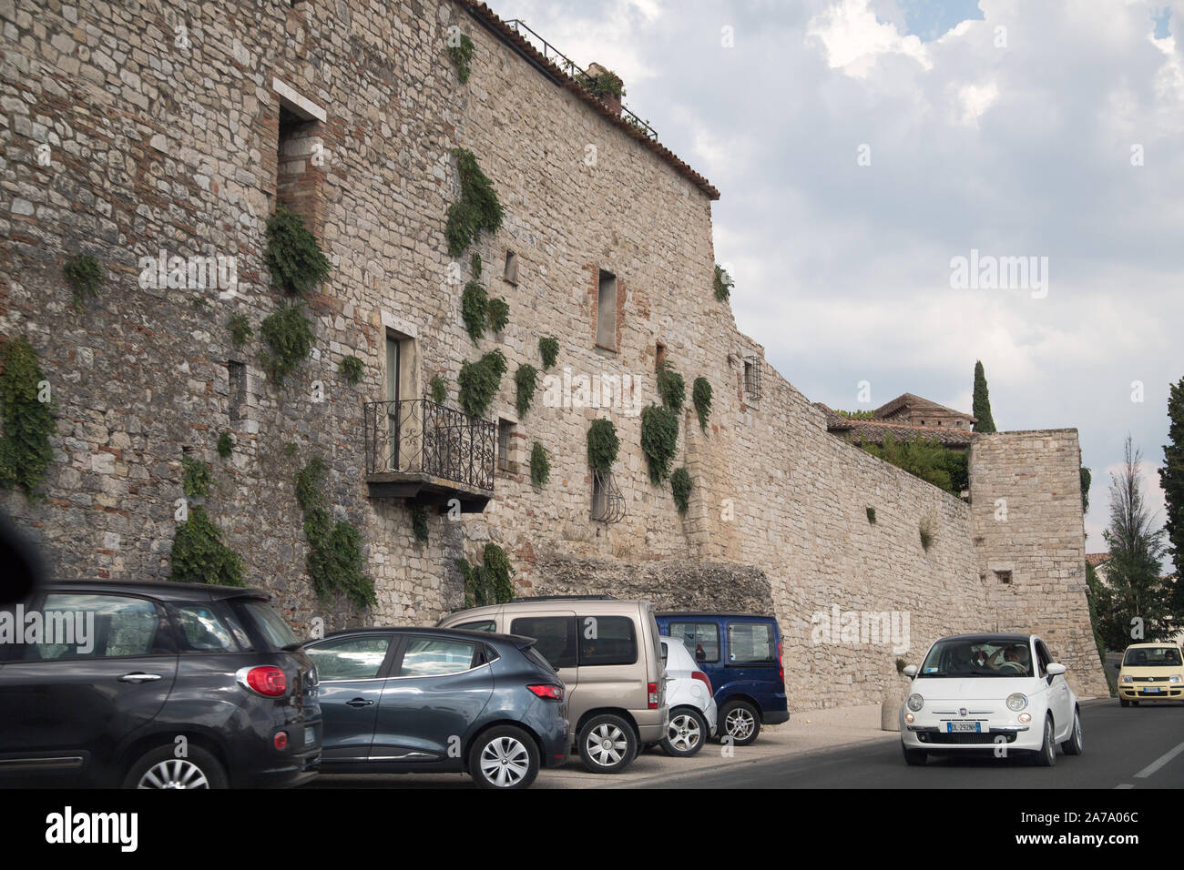 Mura di cinta del centro storico di Todi, Umbria, Italia. 22 agosto 2019 © Wojciech Strozyk / Alamy Stock Photo Foto Stock