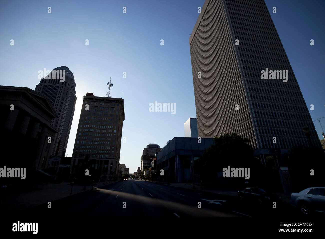 Guardando verso ovest jefferson street a 500 west jefferson pnc plaza la costruzione di mattina presto louisville kentucky Foto Stock