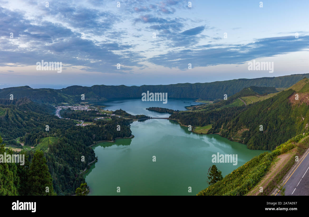 Una foto panoramica delle Sette Città Lago (Lagoa das Sete Cidades) al tramonto. Foto Stock