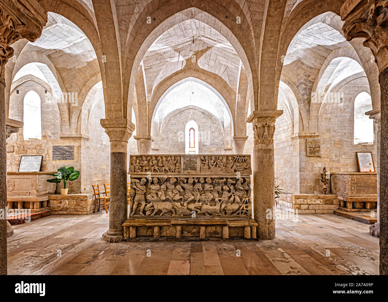 Italia Marche Osimo Cattedrale San Leopardo Cripta sarcofago centrale Tomba:SS Martiri Osimani:Dioclezio,Sisinio,Fiorenzo e Massimo| Italia Marche Osimo la Cattedrale di San Leopardo cripta sarcofago centrale Tomba SS: Martiri Osimani: Diocleziano, Sisinius Fiorenzo e Massimo Foto Stock