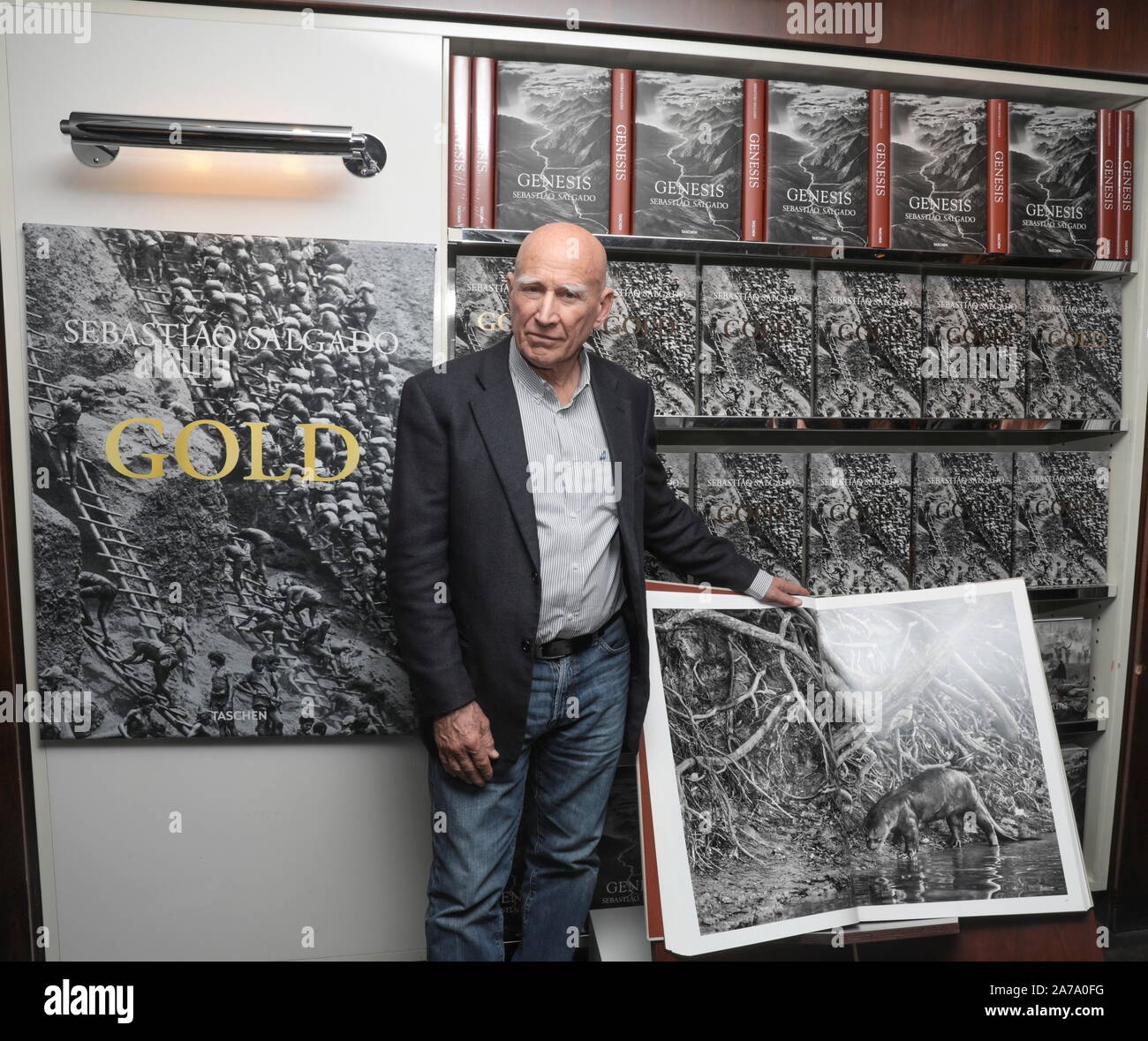 Prenota: 'oro' FIRMA CON SEBASTIAO SALGADO,TASCHEN BOOKSTORE PARIGI Foto Stock