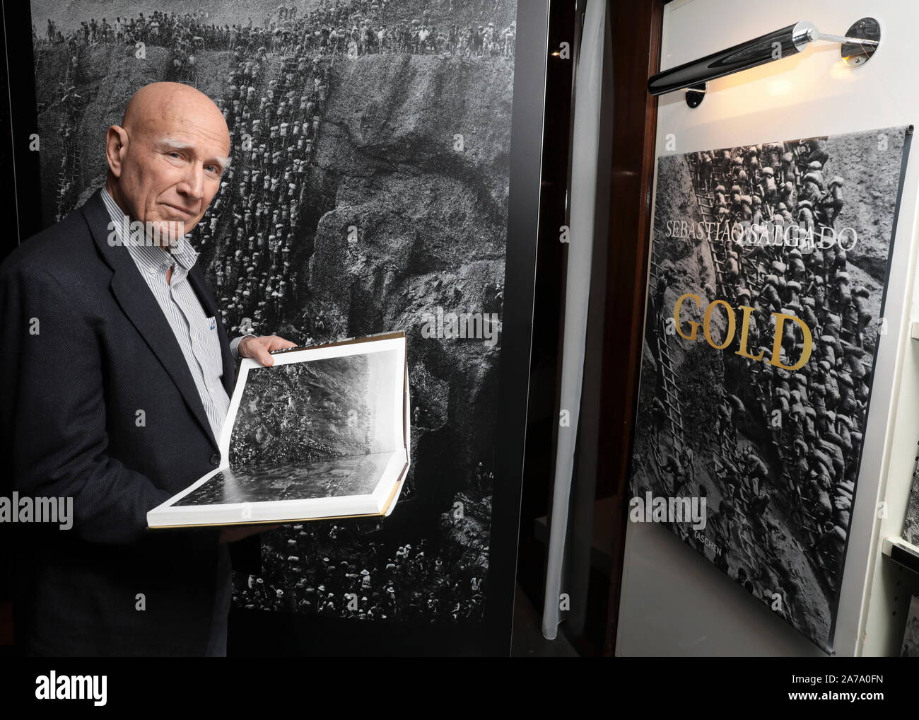 Prenota: 'oro' FIRMA CON SEBASTIAO SALGADO,TASCHEN BOOKSTORE PARIGI Foto Stock