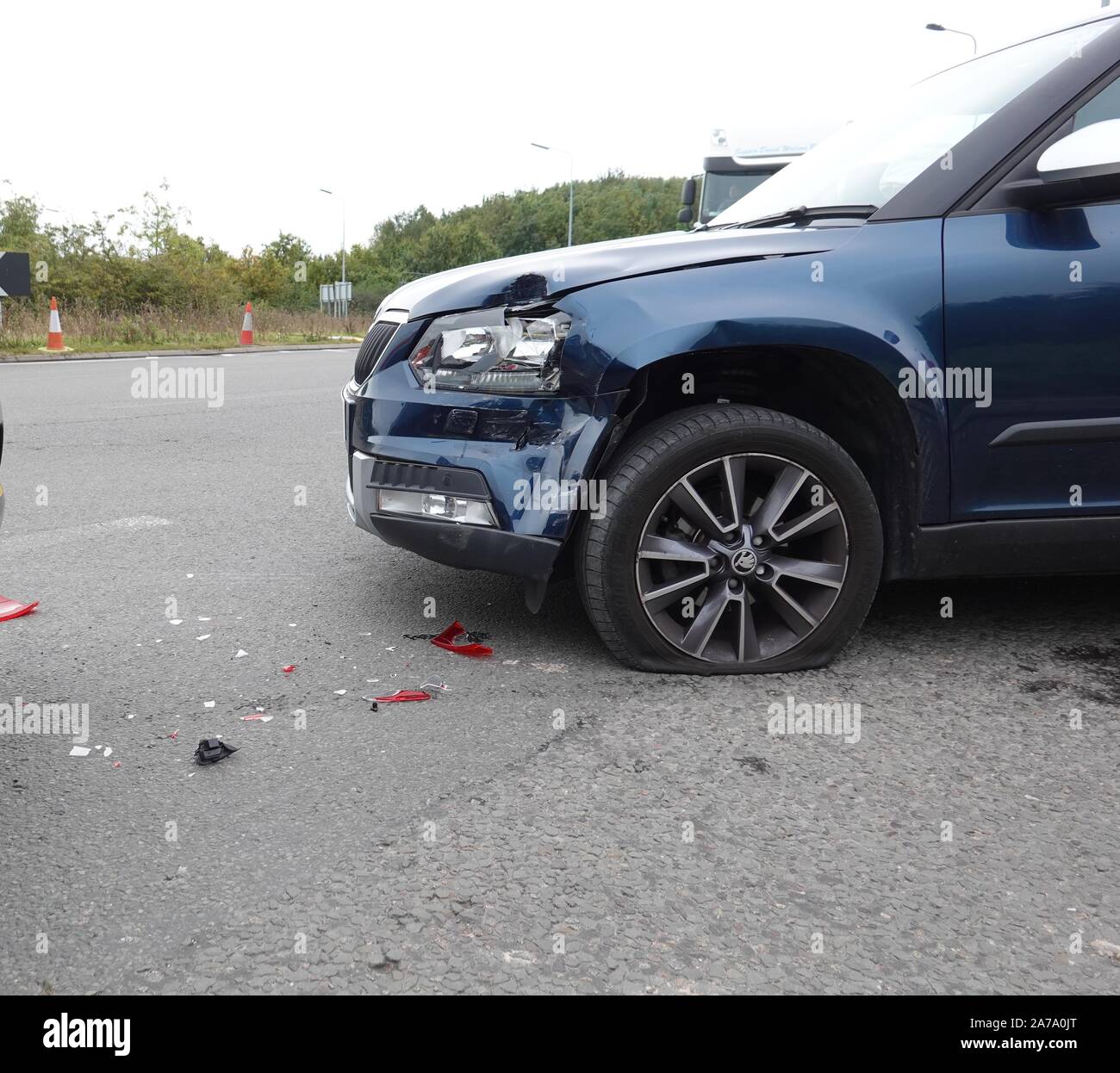 Un danneggiato Skoda Yeti dopo una collisione su un approccio ad una rotatoria. Foto Stock