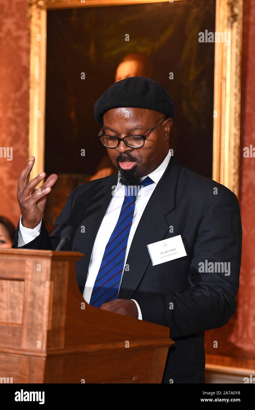 Poeta Ben Okri parlando durante un ricevimento per i vincitori della regina della Commonwealth Concorso a Buckingham Palace a Londra. Foto Stock