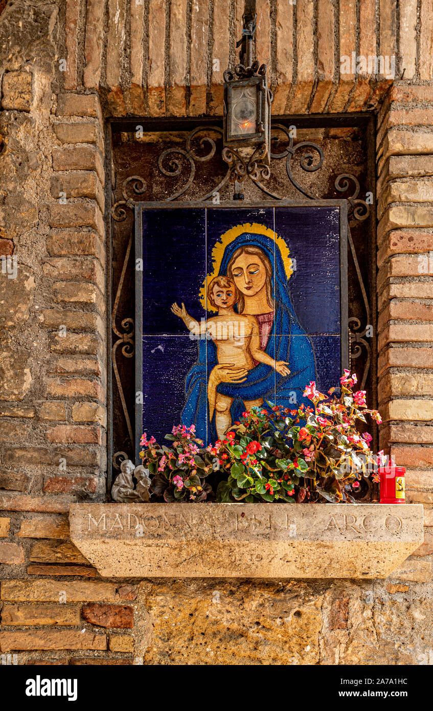 Italia Marche Osimo Porta Musone dipinto su ceramica Madonna dell'Arco| Italia Marche Osimo Musone gate pittura su ceramica Madonna dell'Arco Foto Stock