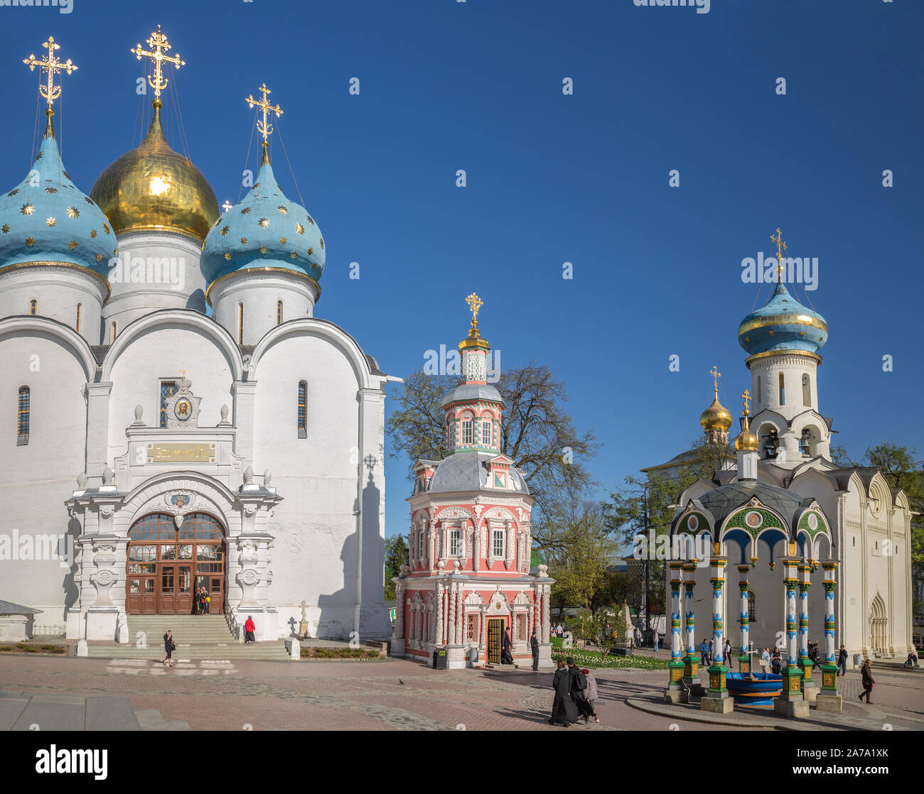 SERGIEV POSAD, Moscow Region, Russia - 10 Maggio 2018: Molte persone visitano Trinity-Sergius Lavra. Sorgente di acqua santa vicino Cattedrale dell Assunzione e Churc Foto Stock