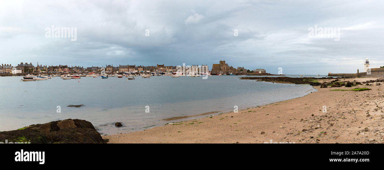 Barfleur, Manche / Francia - 16 Agosto, 2016: panorama di Barfleur e il porto con la bassa marea di sera Foto Stock