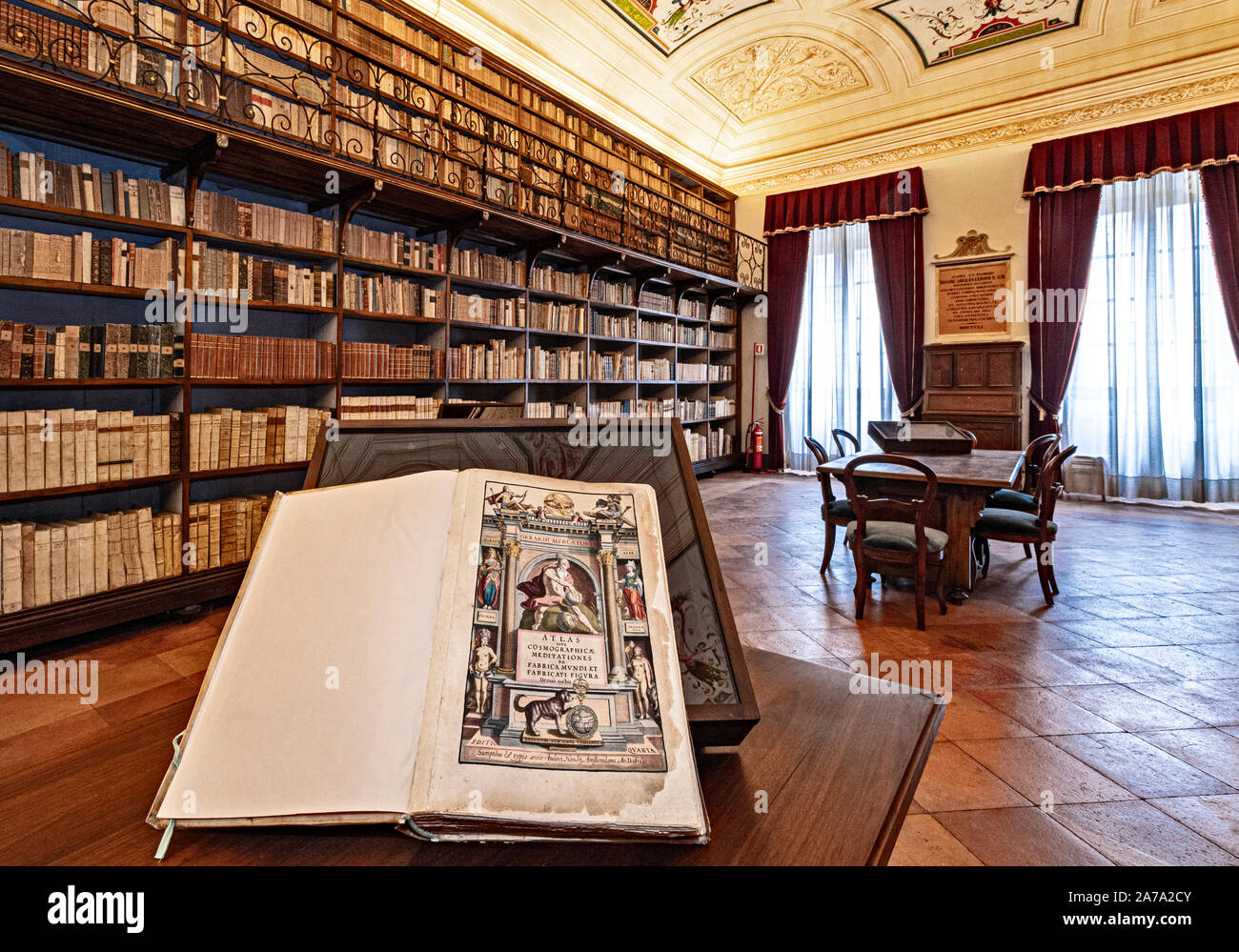 Italia Marche Osimo Palazzo Campana Biblioteca Storica Atlante geografico del Mercatore 1613| Italia Marche Osimo Palazzo Campana Archivio Storico e la Biblioteca Mercatore Atlante geografico 1613 Foto Stock