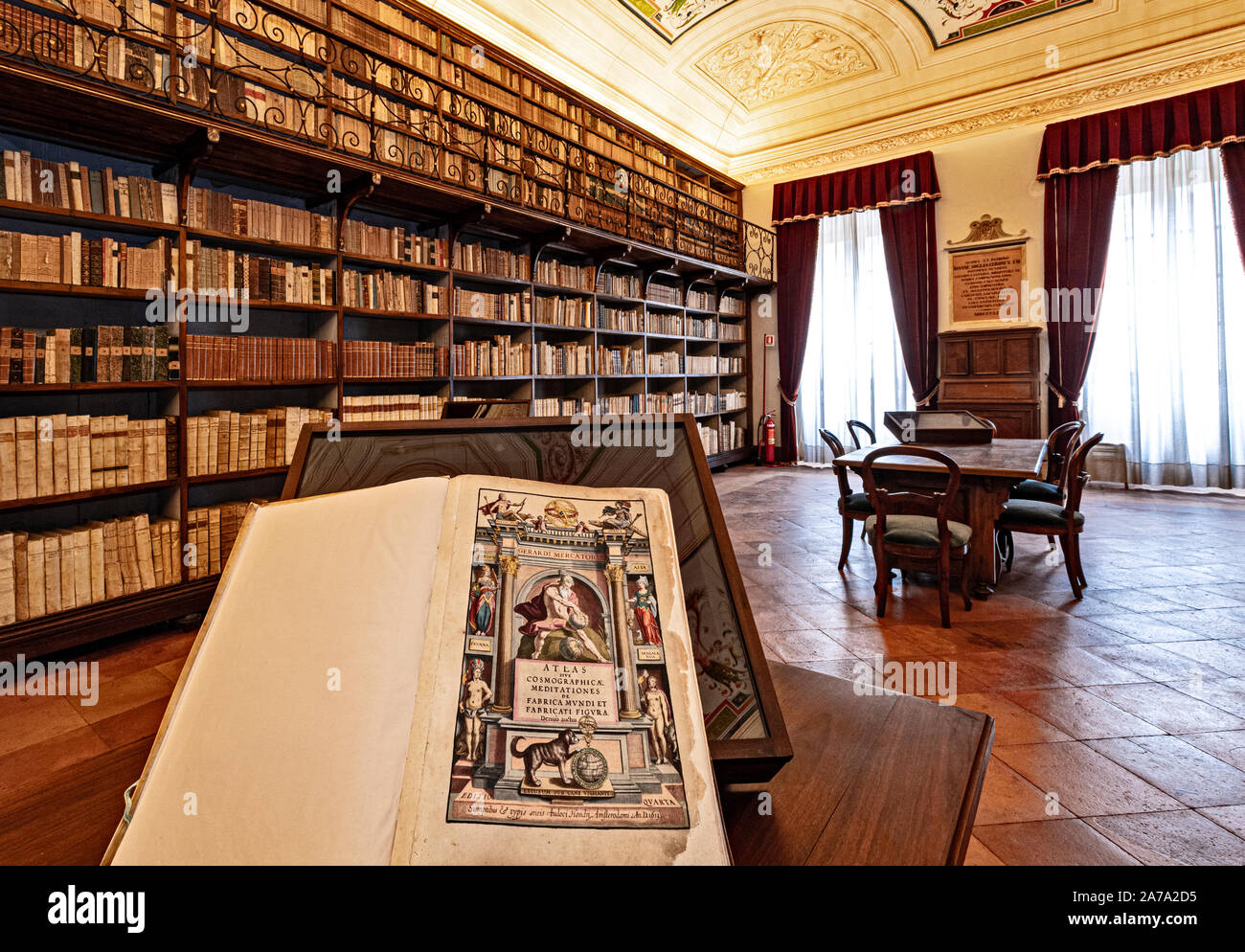 Italia Marche Osimo Palazzo Campana Biblioteca Storica Atlante geografico del Mercatore 1613| Italia Marche Osimo Palazzo Campana Archivio Storico e la Biblioteca Mercatore Atlante geografico 1613 Foto Stock
