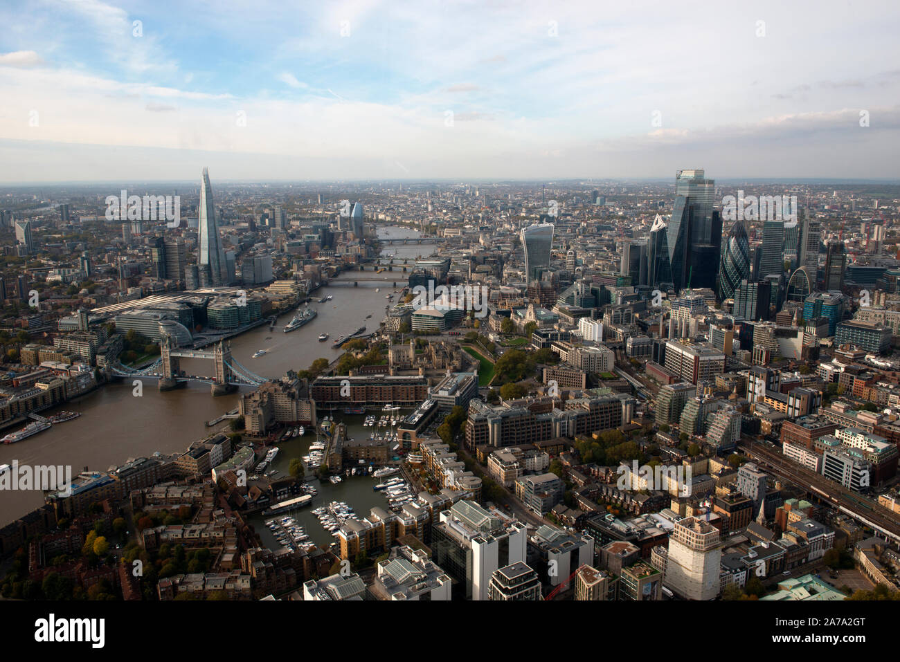 Una veduta aerea della città di Londra con il Tower Bridge e il Molo di St Katherines in primo piano. Foto Stock