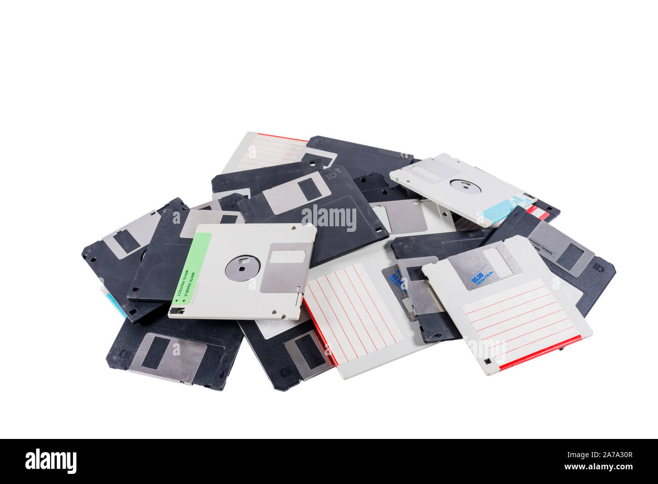 Vecchio dischetti per computer in un heap isolati su sfondo bianco Foto Stock