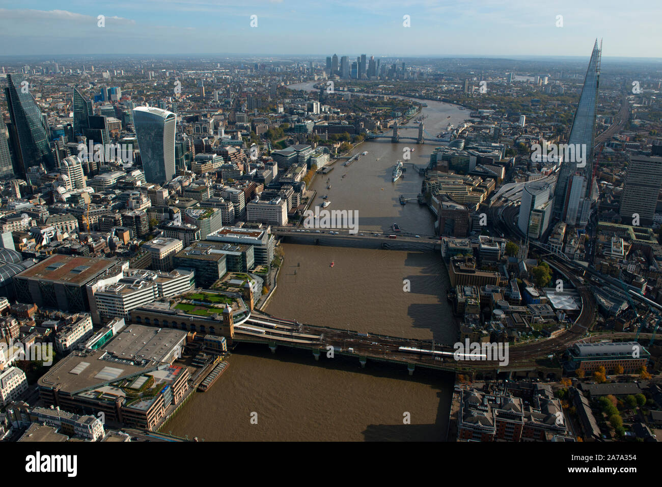 Una veduta aerea guardando verso est lungo il fiume Tamigi con il Coccio e London Bridge. Foto Stock