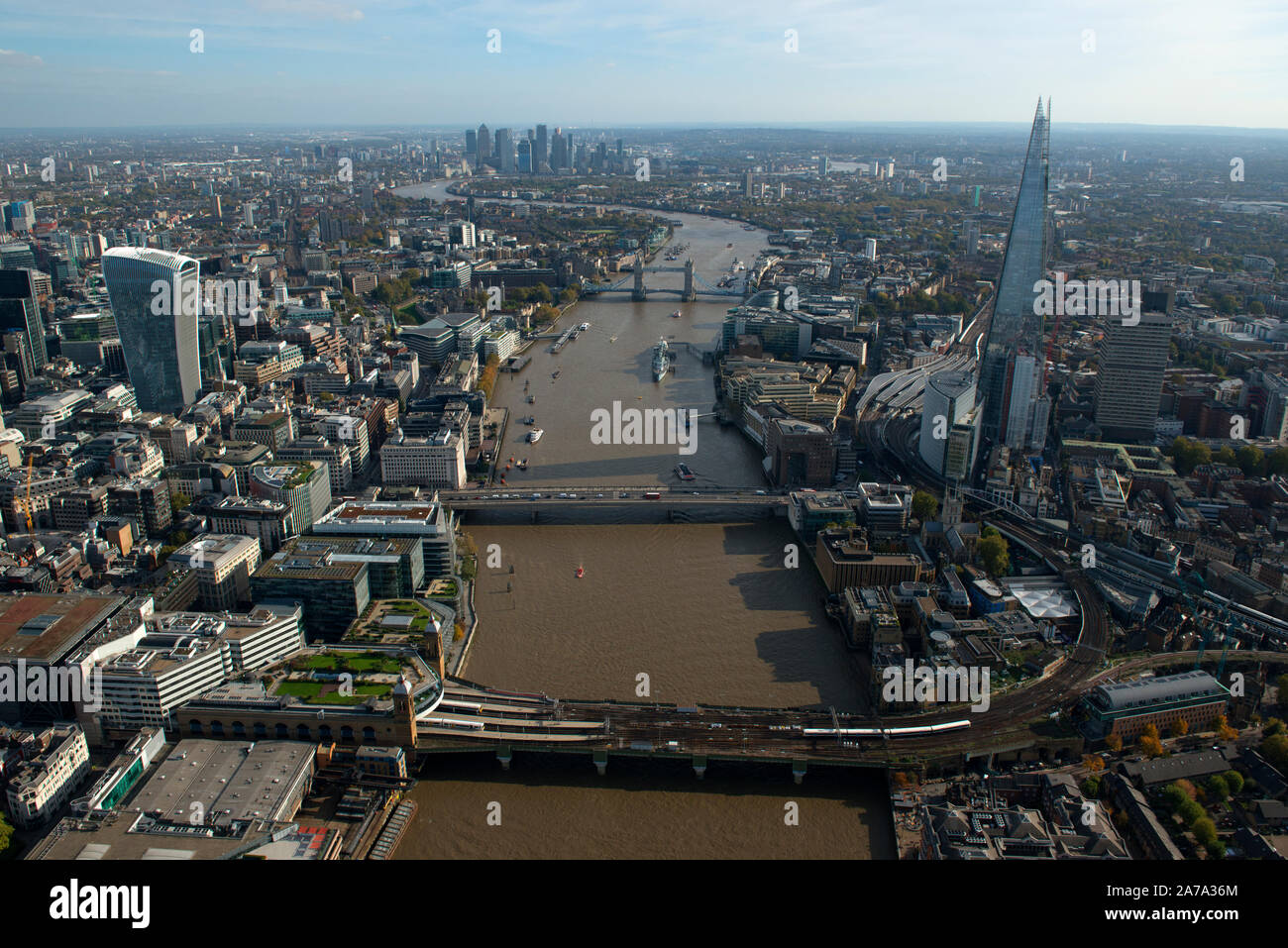 Una veduta aerea guardando verso est lungo il fiume Tamigi con il Coccio e London Bridge. Foto Stock