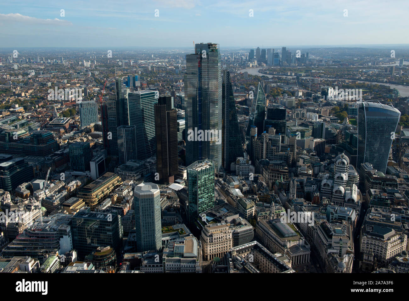 La città di Londra, il suo distretto finanziario con il walkie talkie e il fiume Tamigi guardando ad est, come si vede dall'aria Foto Stock