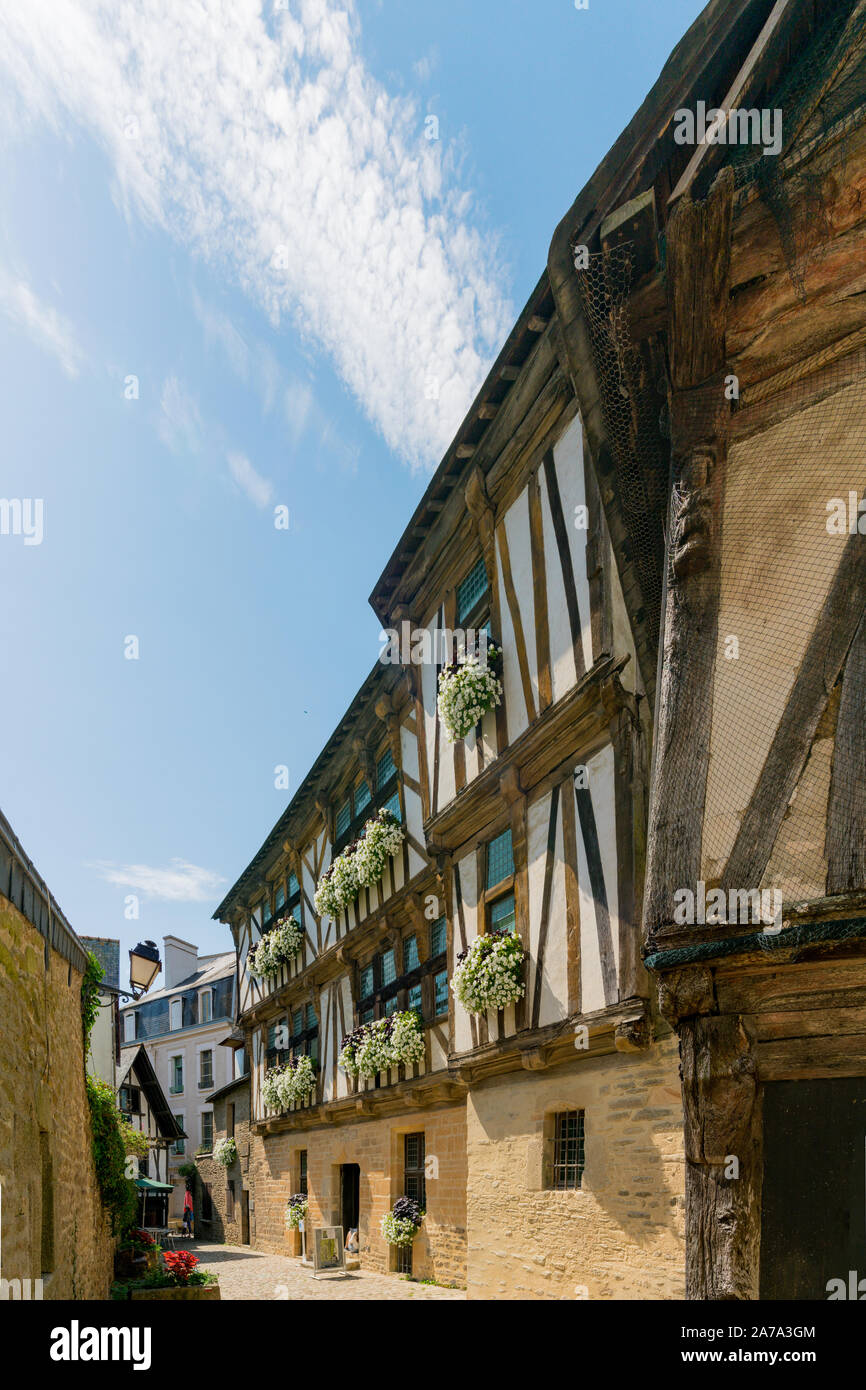 Quimperle, Finisterre / Francia - 24 agosto 2019: la storica città vecchia di Quimperle in Bretagna meridionale Foto Stock