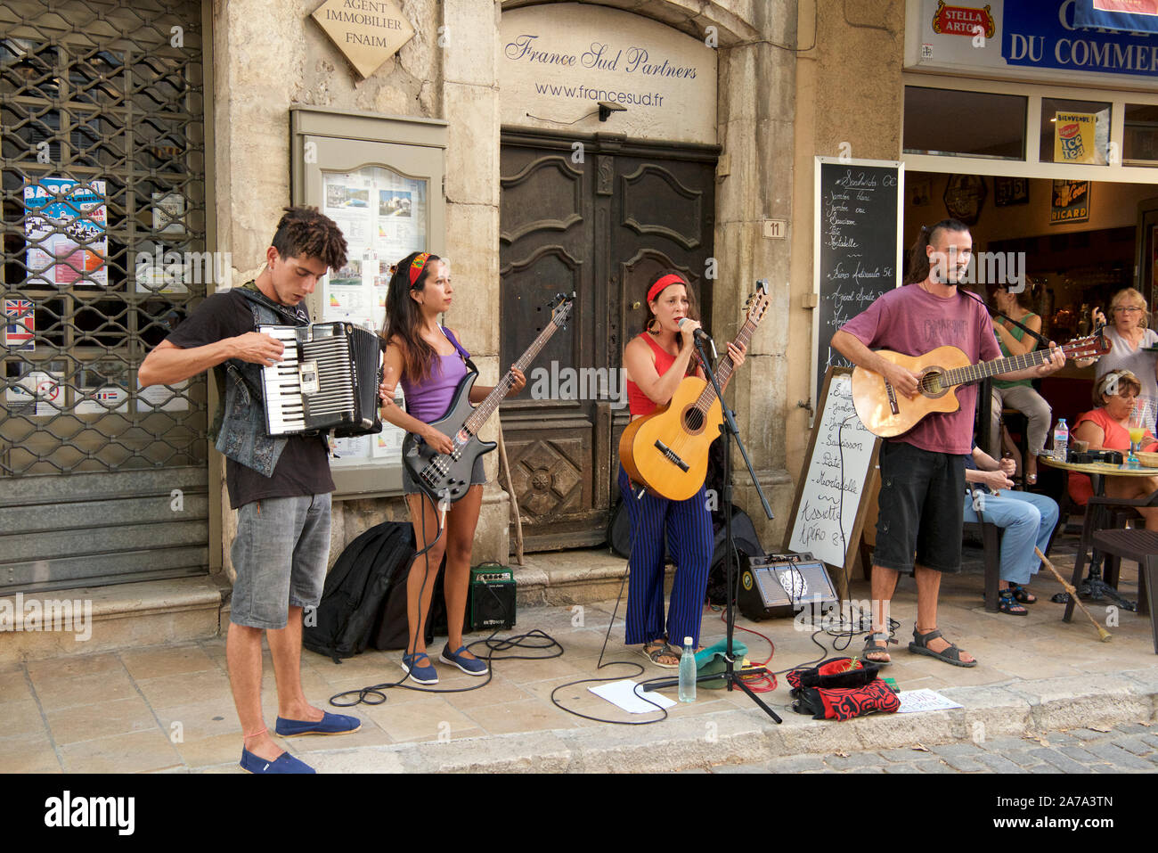 Quattro musicisti divertente ristorante diners Chauvier Place Bargemon Var Provence Francia Foto Stock