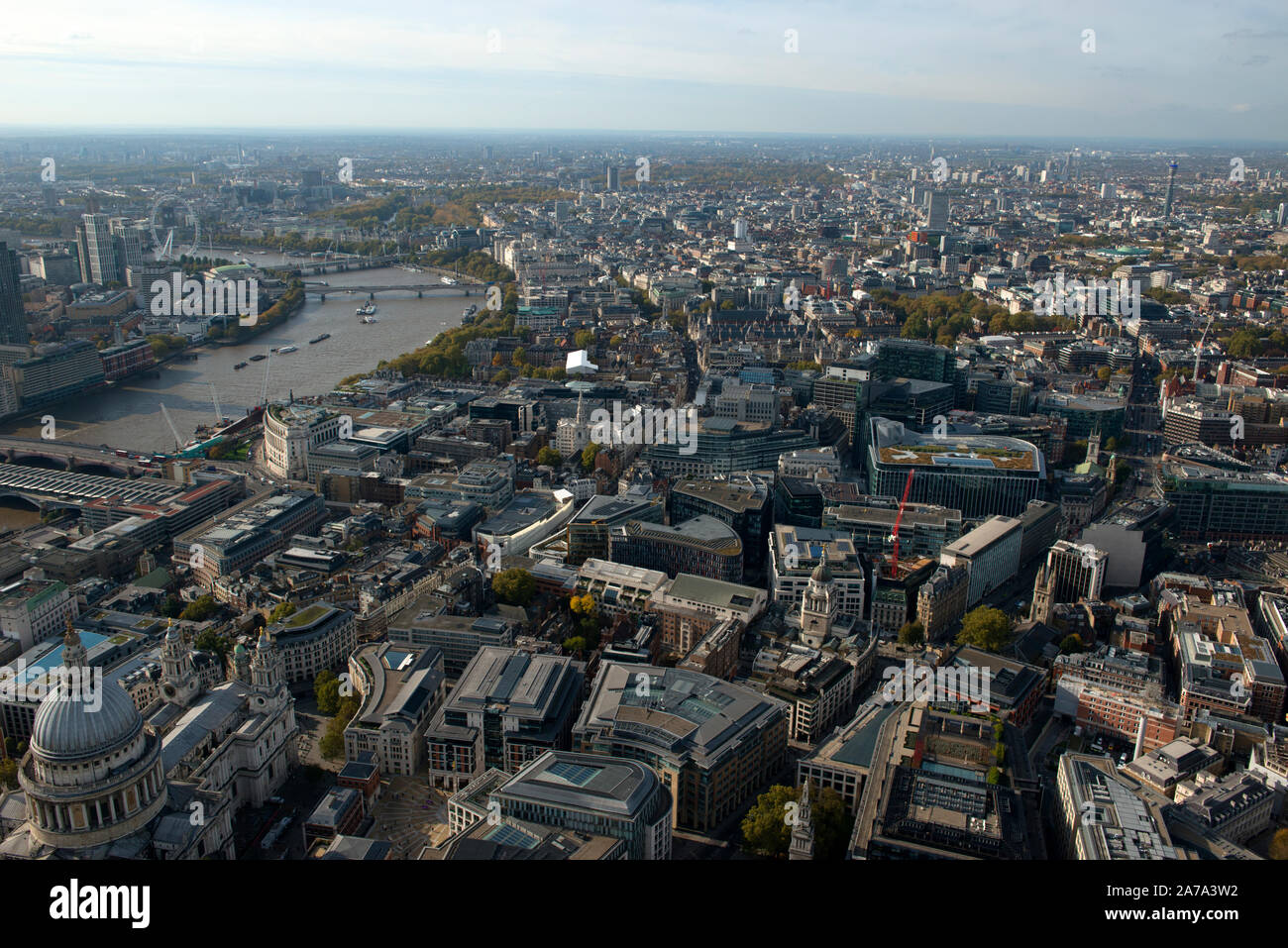 Guardando attraverso il Blackfriars sul Fiume Tamigi a Southwark come si vede dall'aria Foto Stock