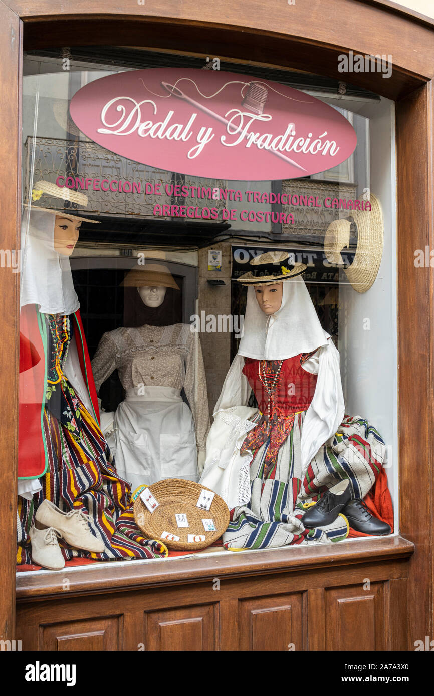 Negozio finestra display del vestito tradizionale per le donne in un vecchio stile di dettaglianti a San Cristobel de La Laguna, Tenerife, Isole Canarie, Spagna Foto Stock