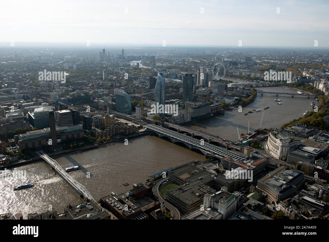 Una veduta aerea di fronte Blackfriars sul Fiume Tamigi a Southwark con il Millenium Bridge. Foto Stock