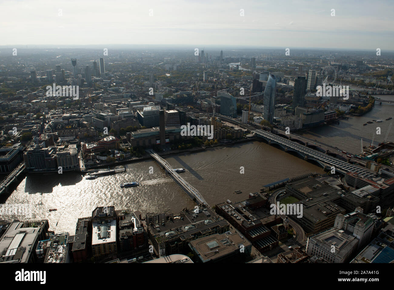 Una veduta aerea di fronte Blackfriars sul Fiume Tamigi a Southwark con il Millenium Bridge. Foto Stock