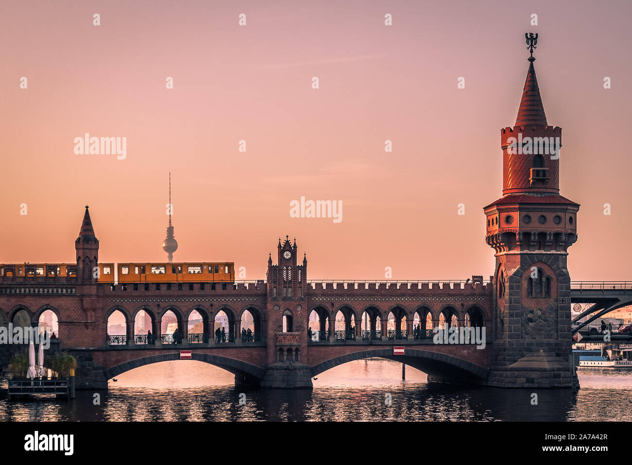 Ponte Oberbaum a Berlino al tramonto con vista sulla Torre della Televisione Foto Stock