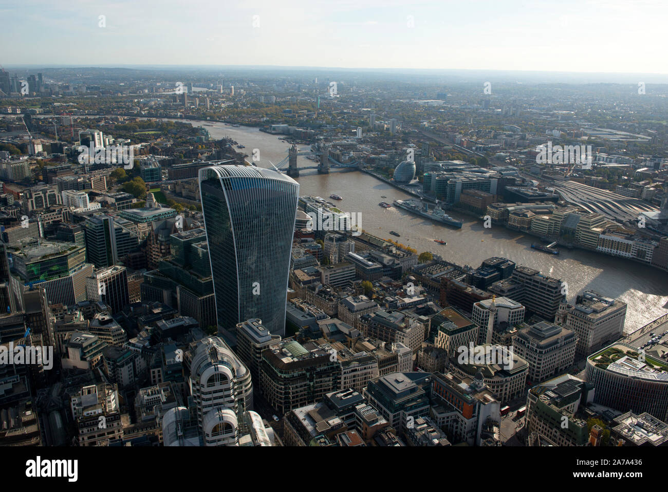 Una veduta aerea della città di Londra e il suo distretto finanziario con il grattacielo grattacielo ufficio blocchi. Foto Stock