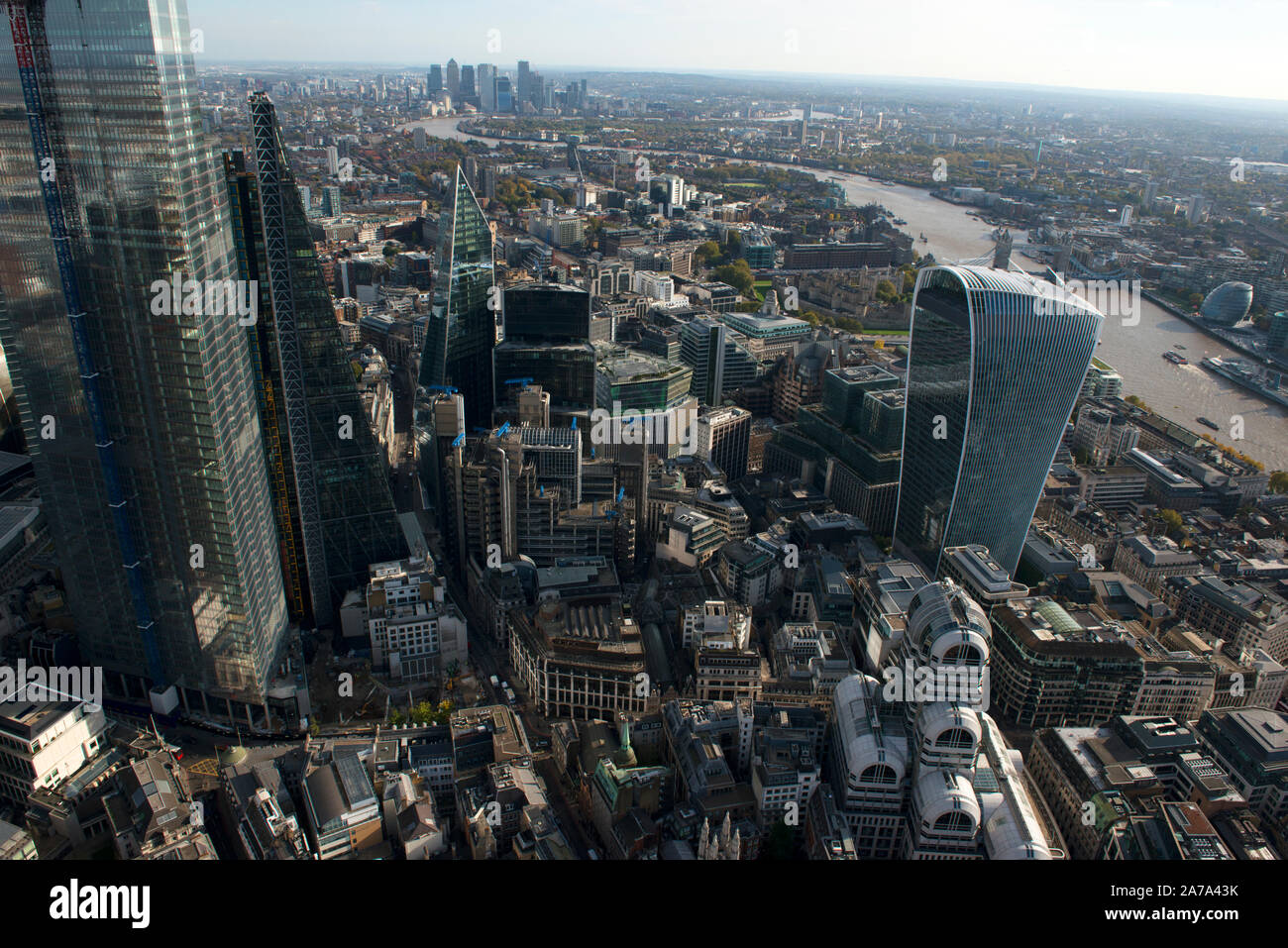 Una veduta aerea della città di Londra e il suo distretto finanziario con il grattacielo grattacielo ufficio blocchi. Foto Stock