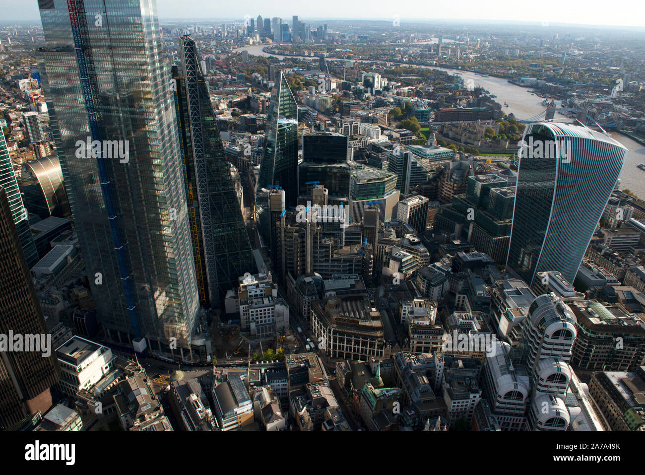 Una veduta aerea della città di Londra e il suo distretto finanziario con il grattacielo grattacielo ufficio blocchi. Foto Stock