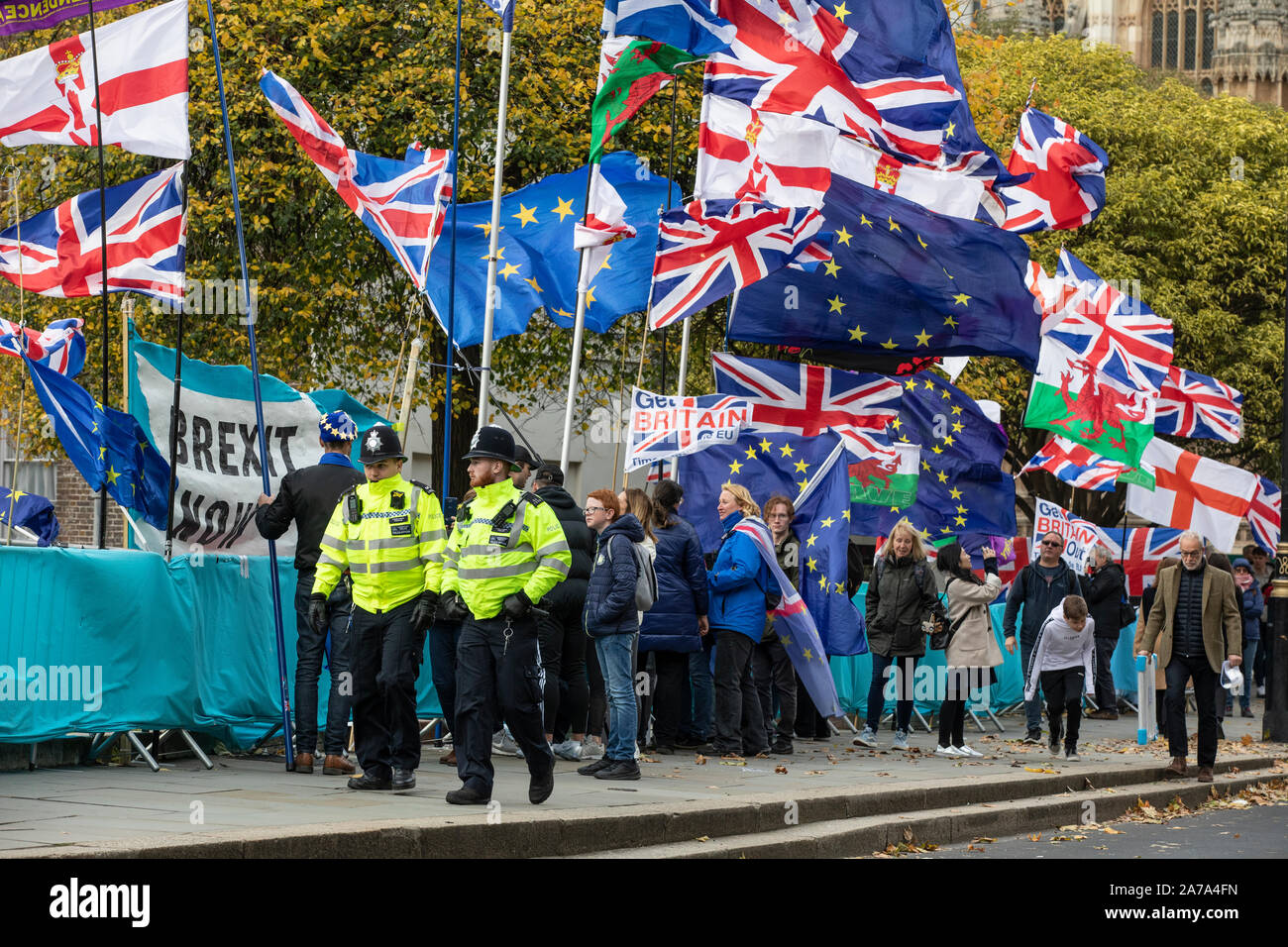 Pro Brexit e Anti-Brexit manifestanti su College Green di fronte alla Casa del Parlamento durante l'accordo di ritiro Bill argomentazione a Westminster Foto Stock