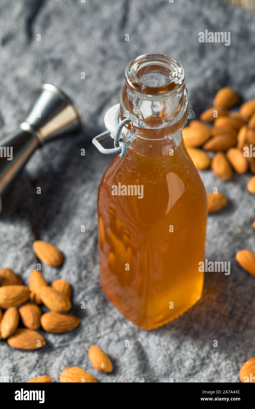 In casa di mandorle organico Orgeat sciroppo in una bottiglia Foto Stock