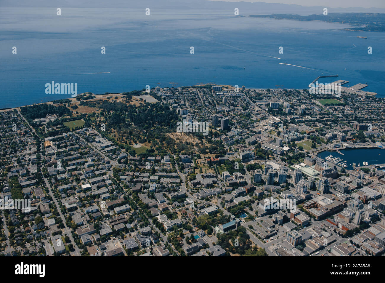 Una veduta aerea del parco riempito città di Victoria, British Columbia, Canada, sull'Isola di Vancouver. Foto Stock