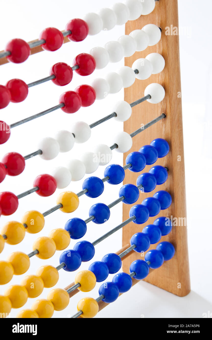 Abacus close-up su sfondo bianco Foto Stock