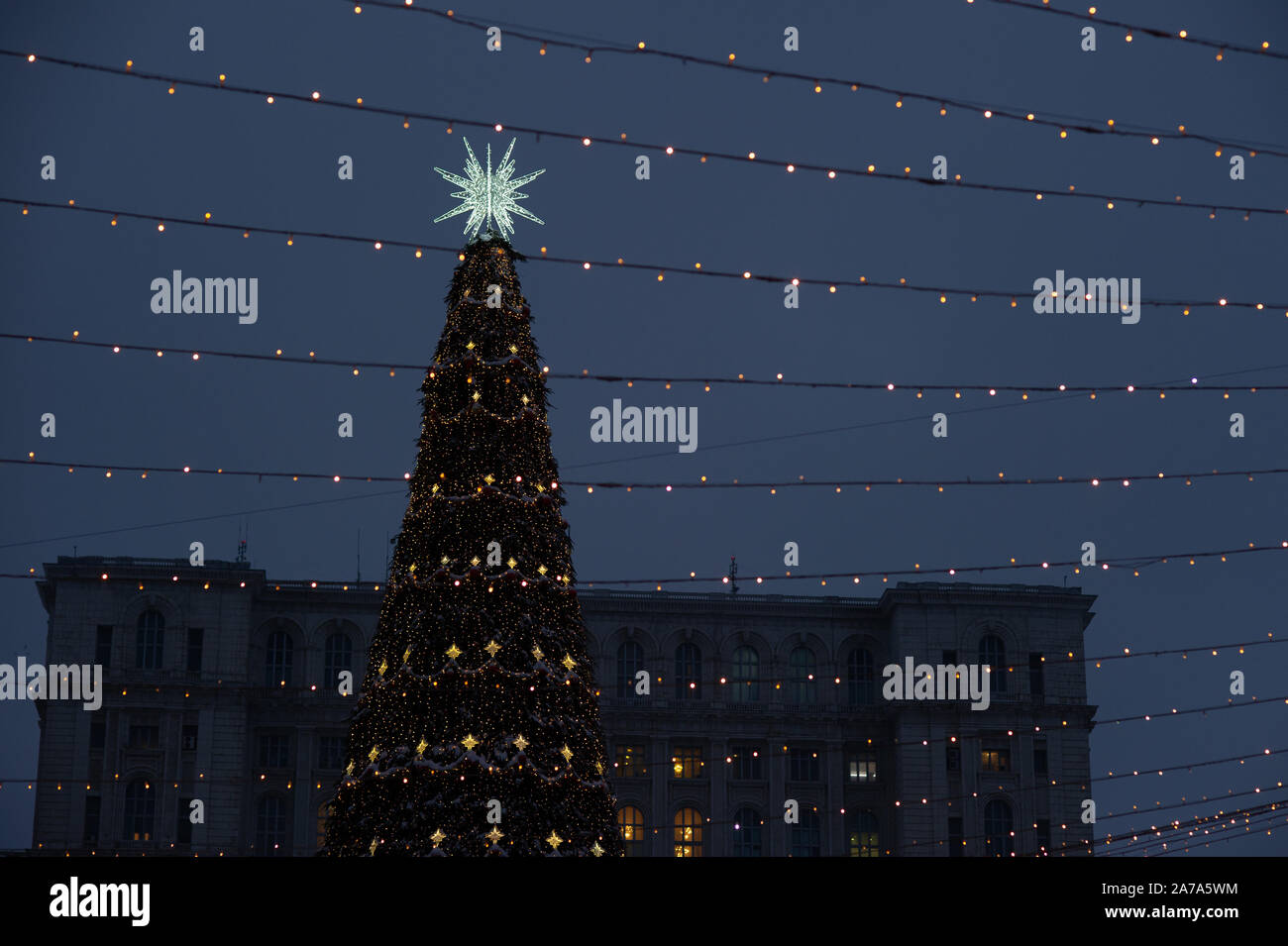 Il Mercatino di Natale di Bucarest, Romania vetrine luci festose e visualizza. Foto Stock