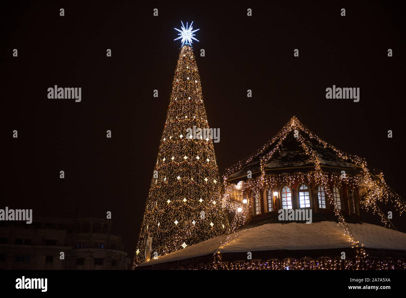 Il Mercatino di Natale di Bucarest, Romania vetrine luci festose e visualizza. Foto Stock