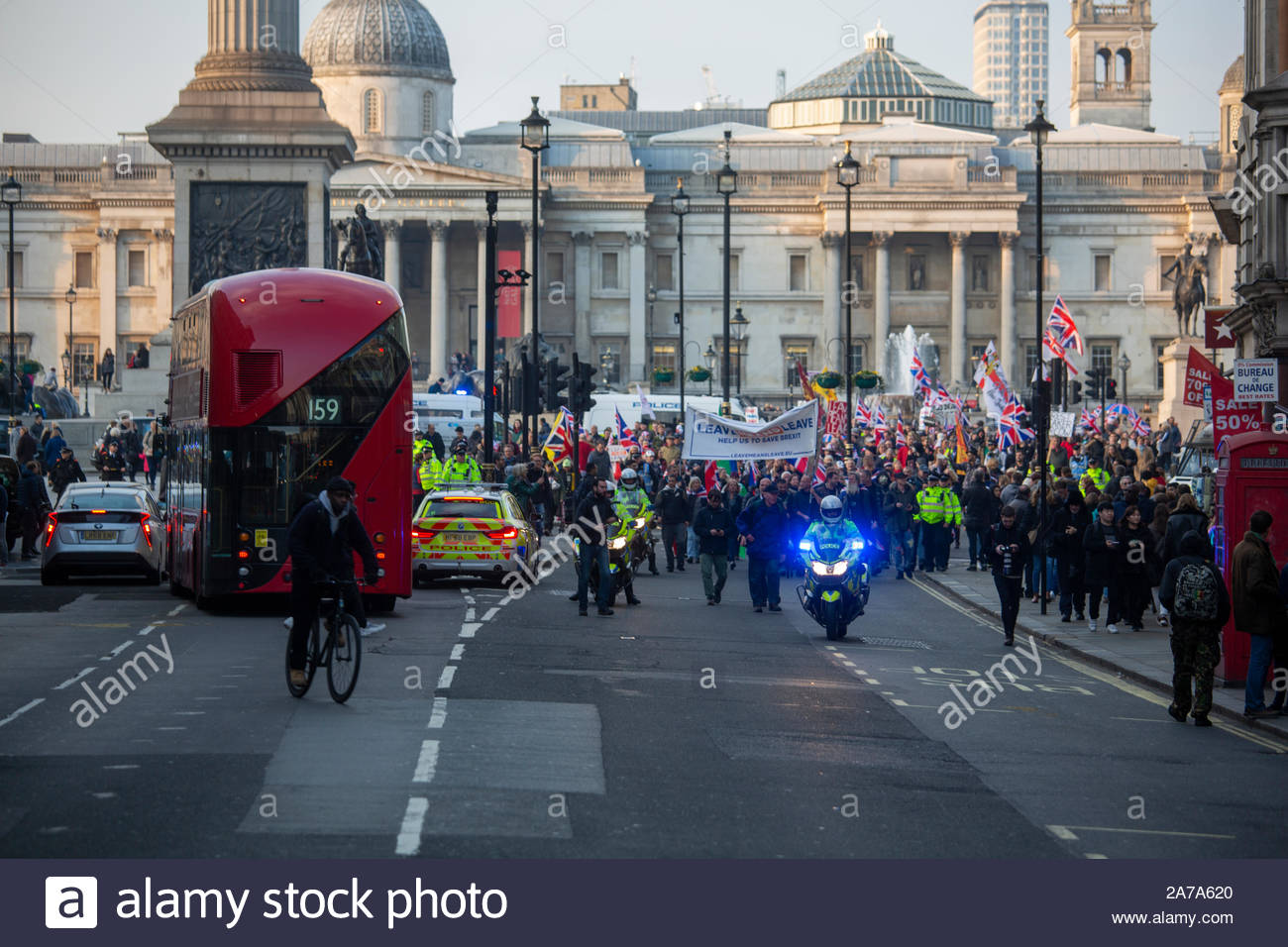 Londra, Regno Unito. 31 ott 2019. Un lasciare mans lasciare marzo ha avuto luogo a Westminster in segno di protesta per la mancata consegna di Brexit. Vi wasa pesante presenza di polizia alla protesta e gli arresti sono stati effettuati. Questa foto mostra il marzo lasciando Trafalgar Square. Credito: Clearpix/Alamy Live News Foto Stock