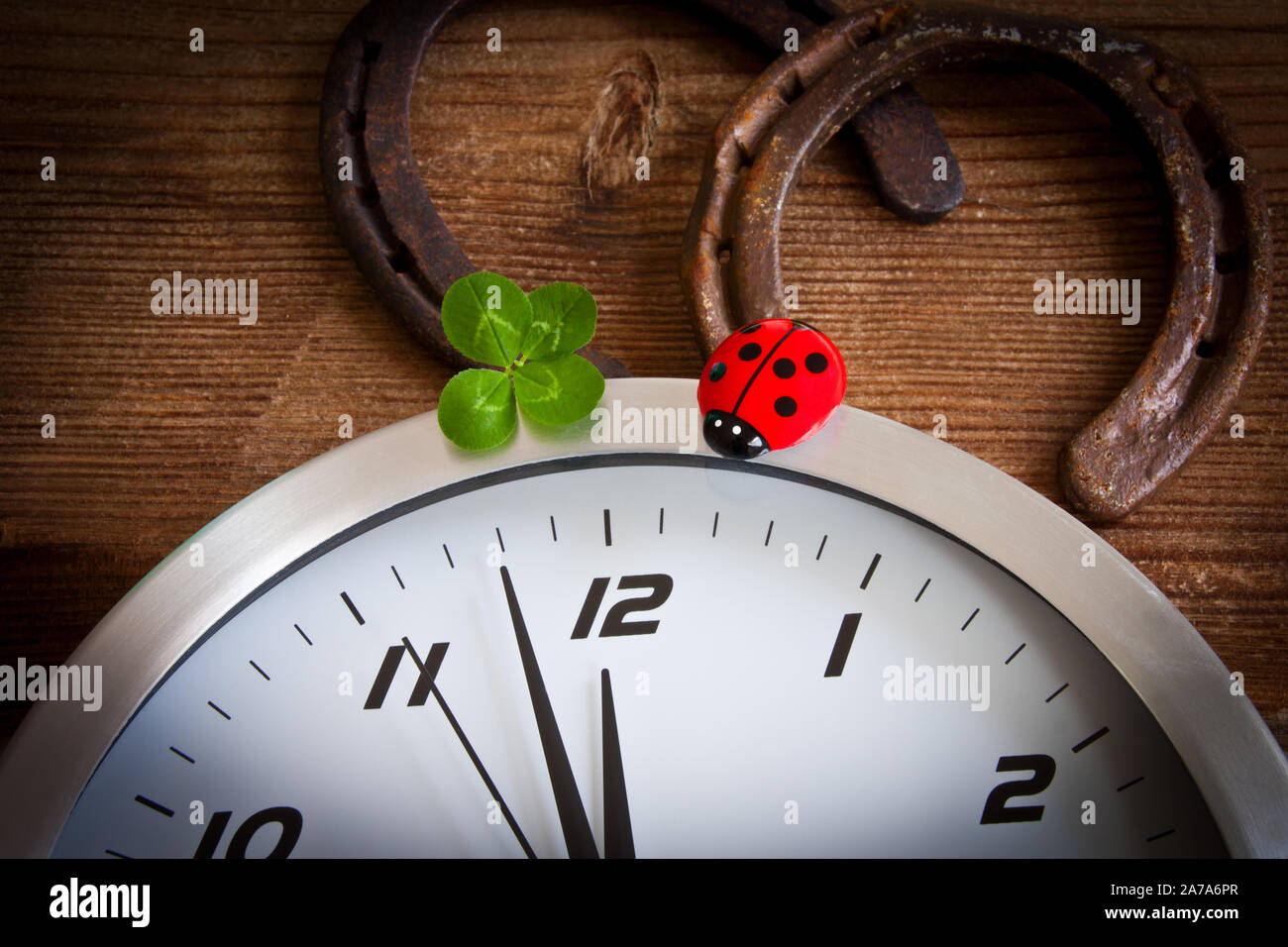 Capodanno concetto con il ferro di cavallo e orologio Foto Stock