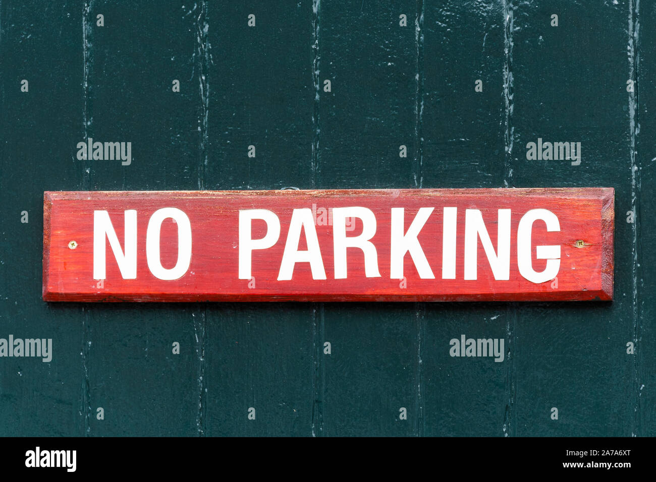 Nessun segno di parcheggio in bianco e rosso attraverso una porta di garage, REGNO UNITO Foto Stock