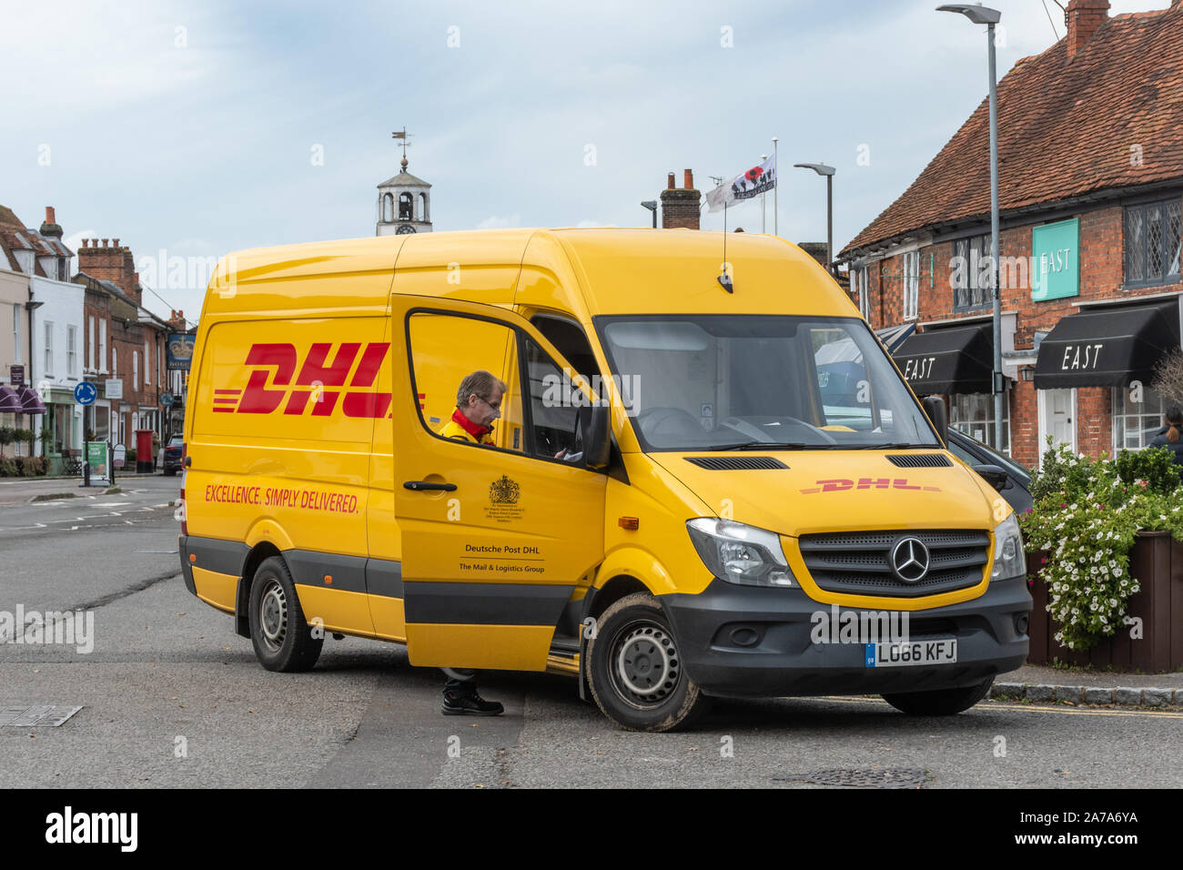 DHL delivery van e driver su high street in Amersham Città Vecchia, Buckinghamshire, UK Foto Stock