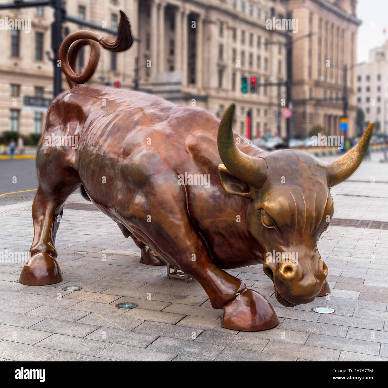 Arturo di Modica di ricarica Bull scultura (il Bund Bull), il Bund, Shanghai, Cina Foto Stock